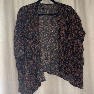 F21 BLACK AND RUST PATTERNED KIMONO SHAWL